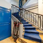 Stylish 1Bd Duplex - Stunning Views Near Louvre