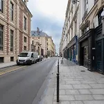 Stylish 1Bd Duplex - Stunning Views Near Louvre