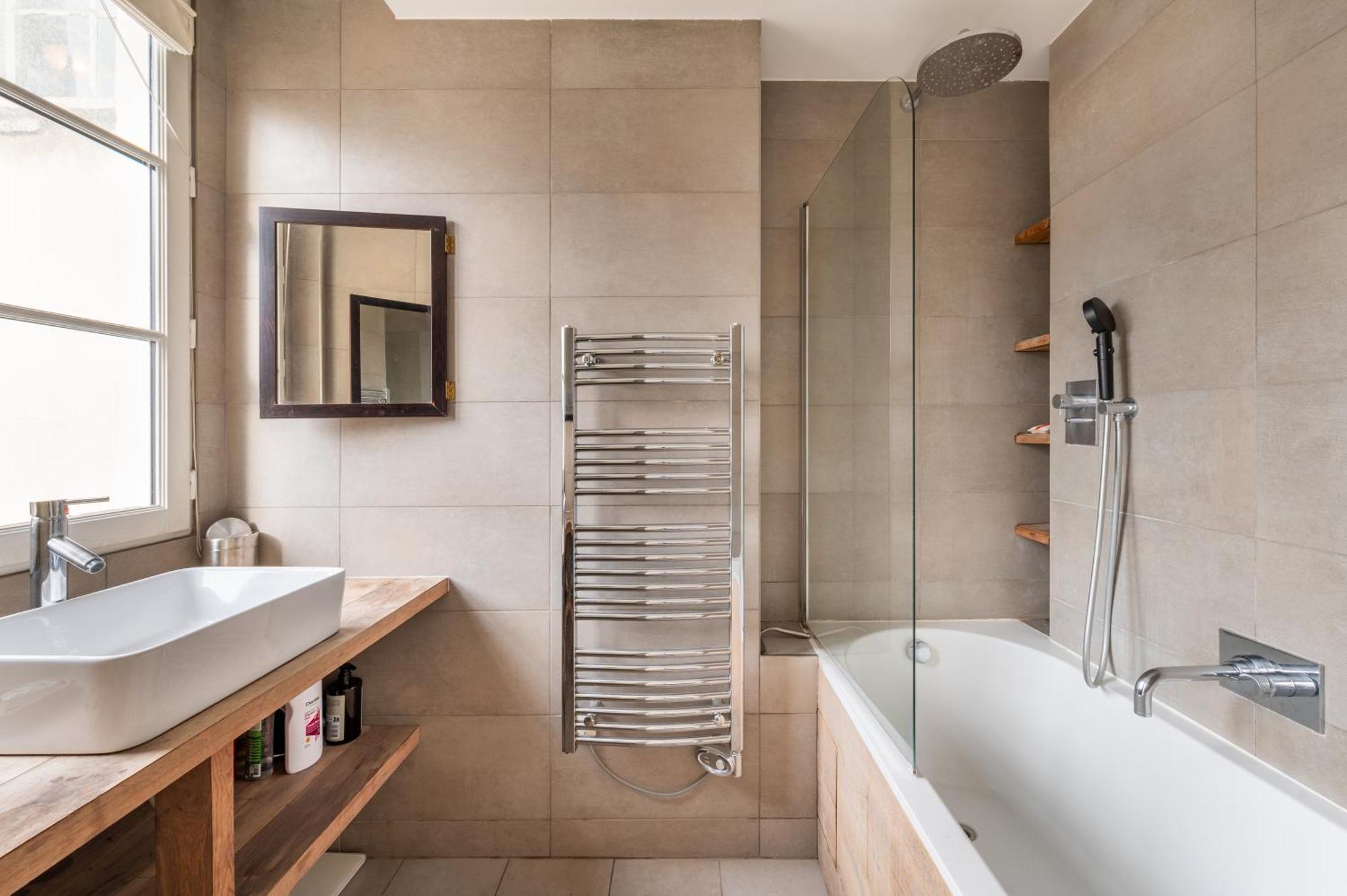 Stylish 1bd Duplex - Stunning Views Near Louvre Parijs