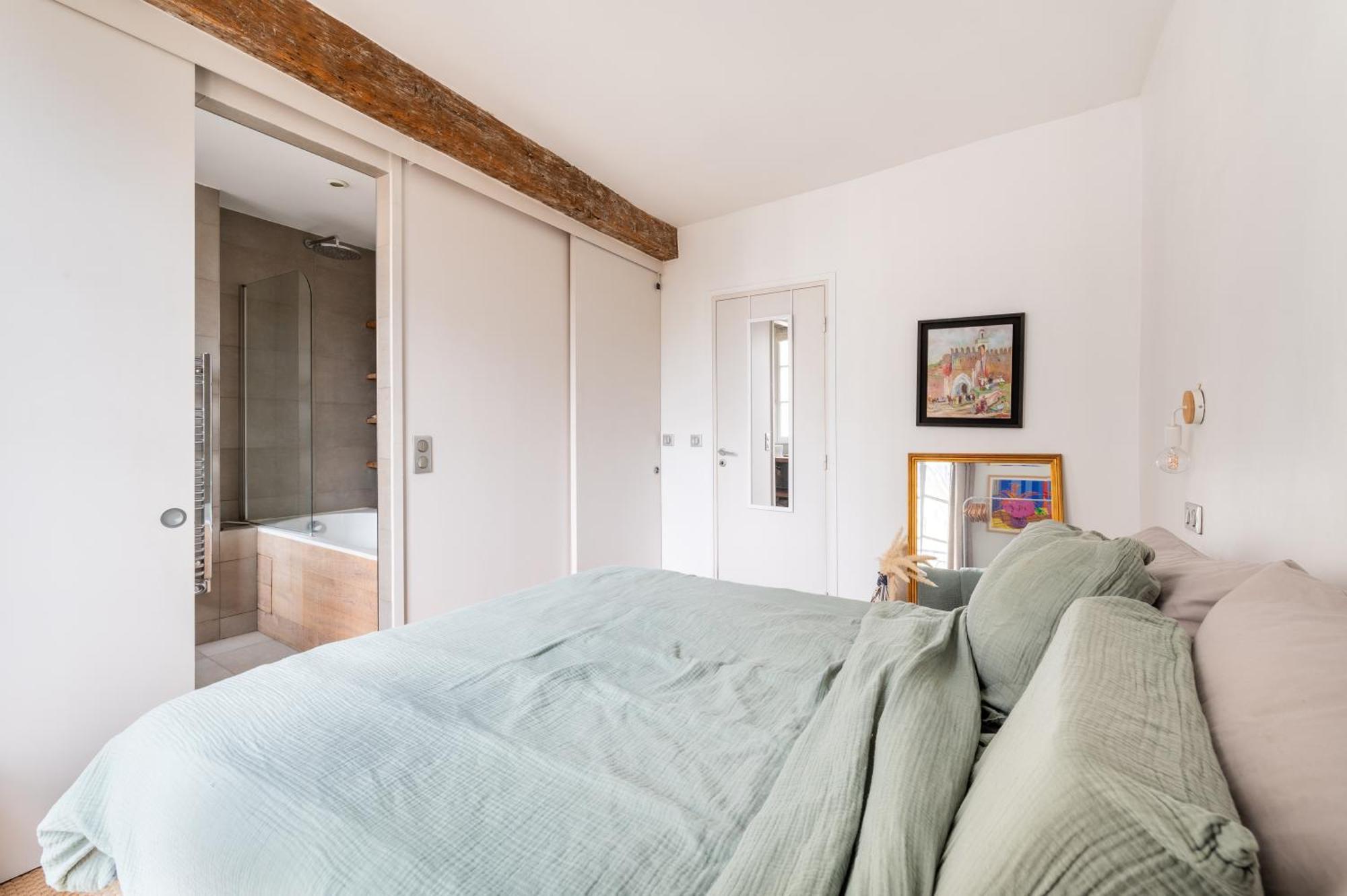 Stylish 1bd Duplex - Stunning Views Near Louvre Parijs