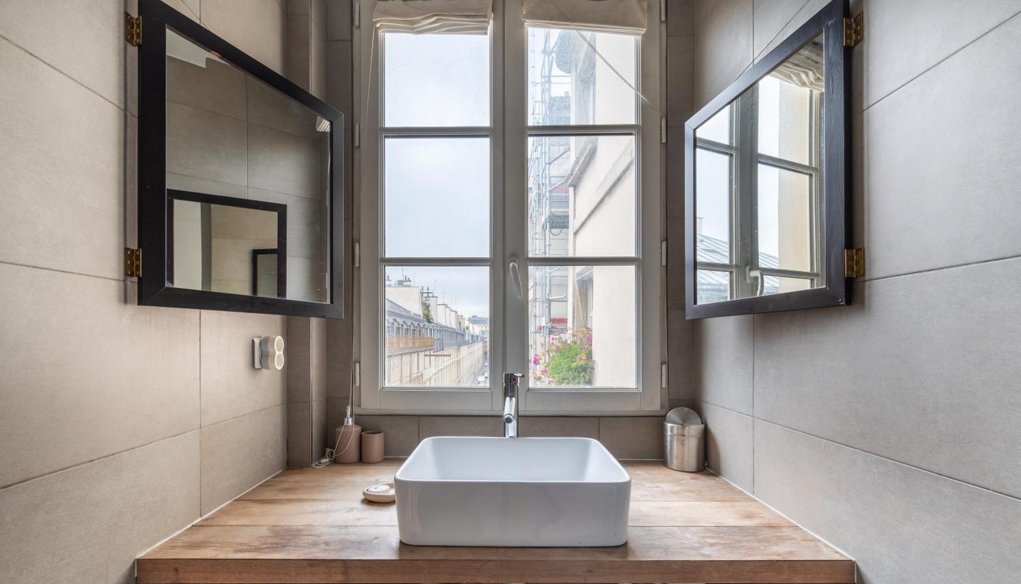 Stylish 1bd Duplex - Stunning Views Near Louvre *
