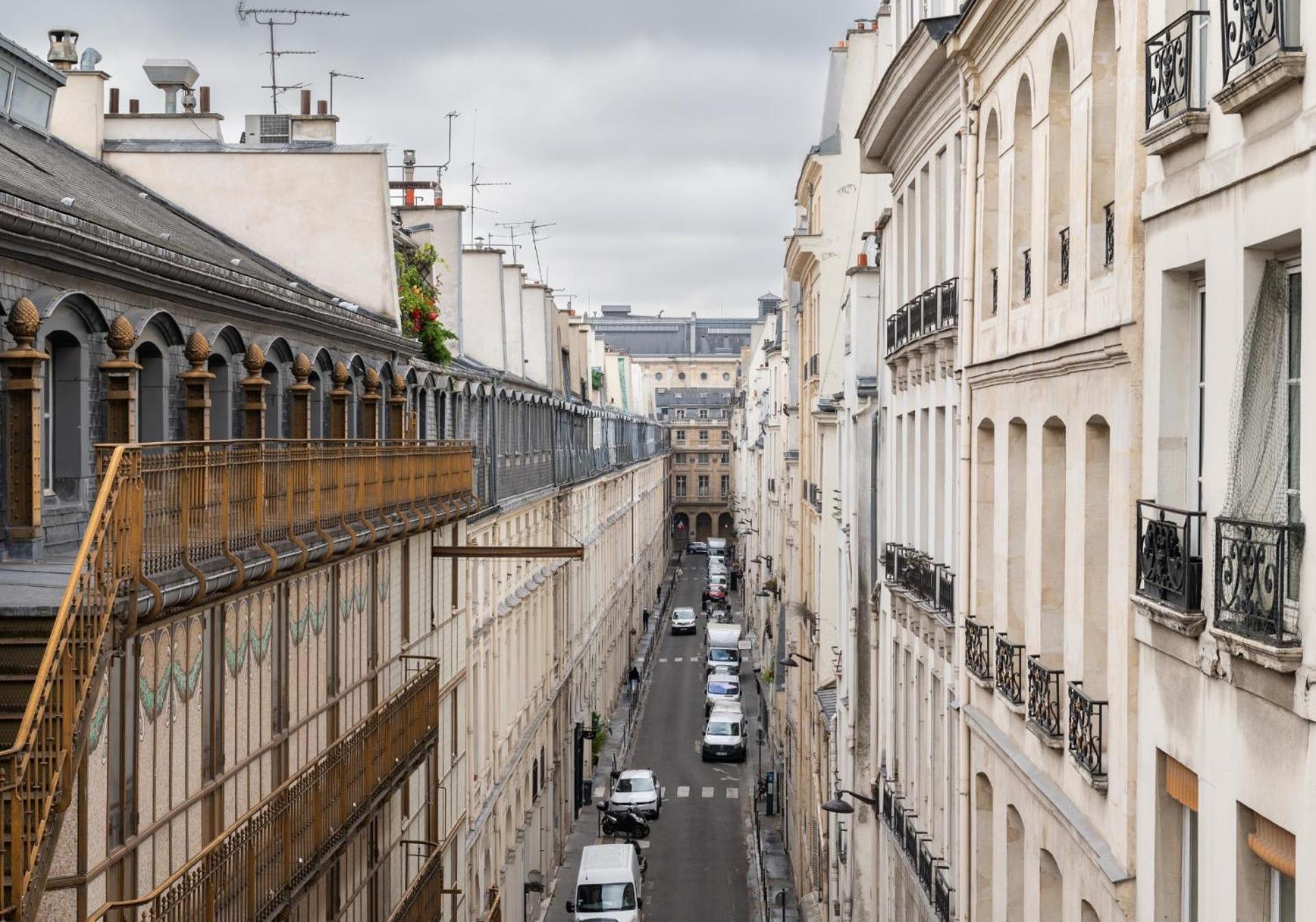 Stylish 1bd Duplex - Stunning Views Near Louvre Parijs