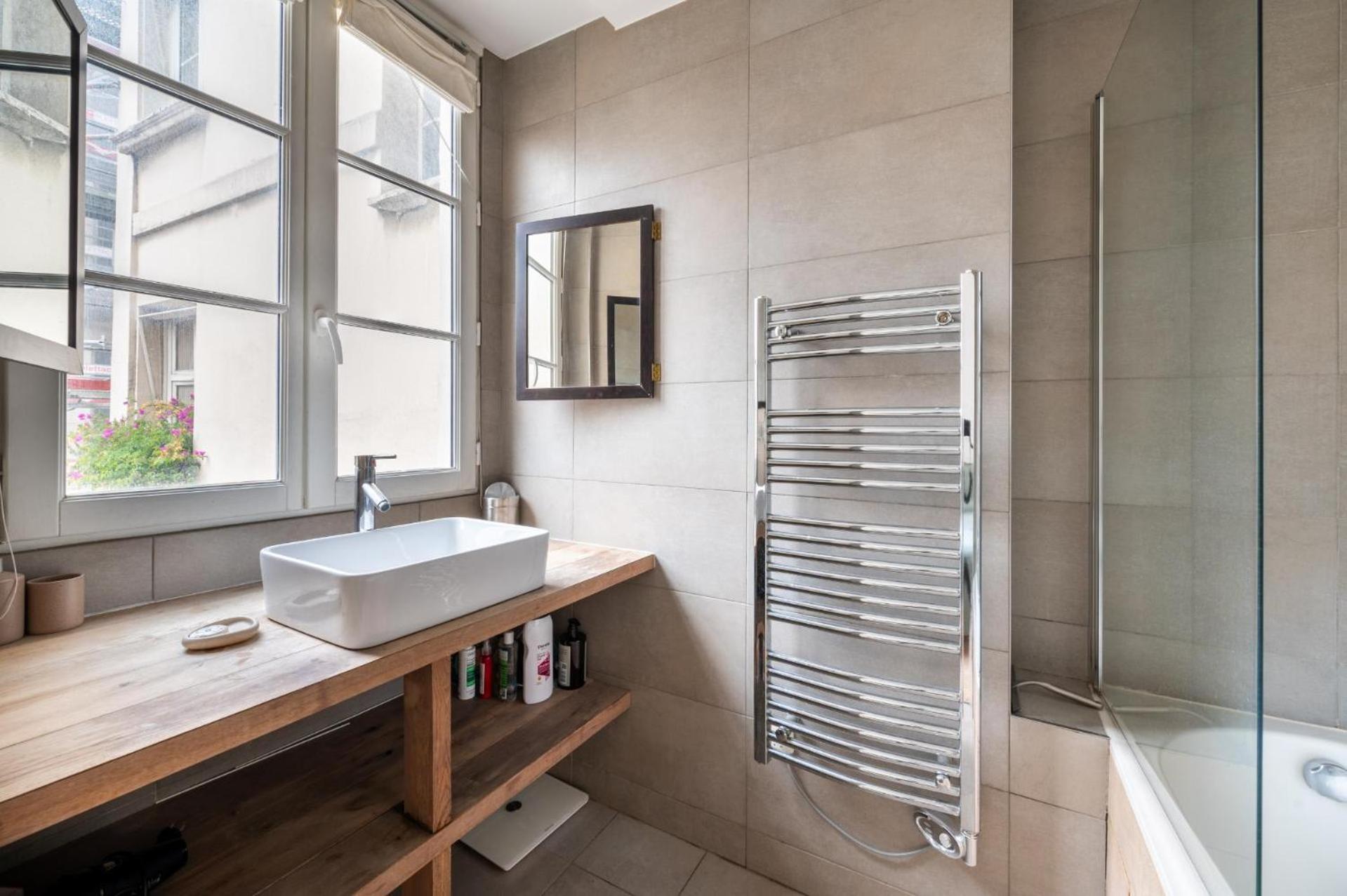 Stylish 1bd Duplex - Stunning Views Near Louvre Parijs