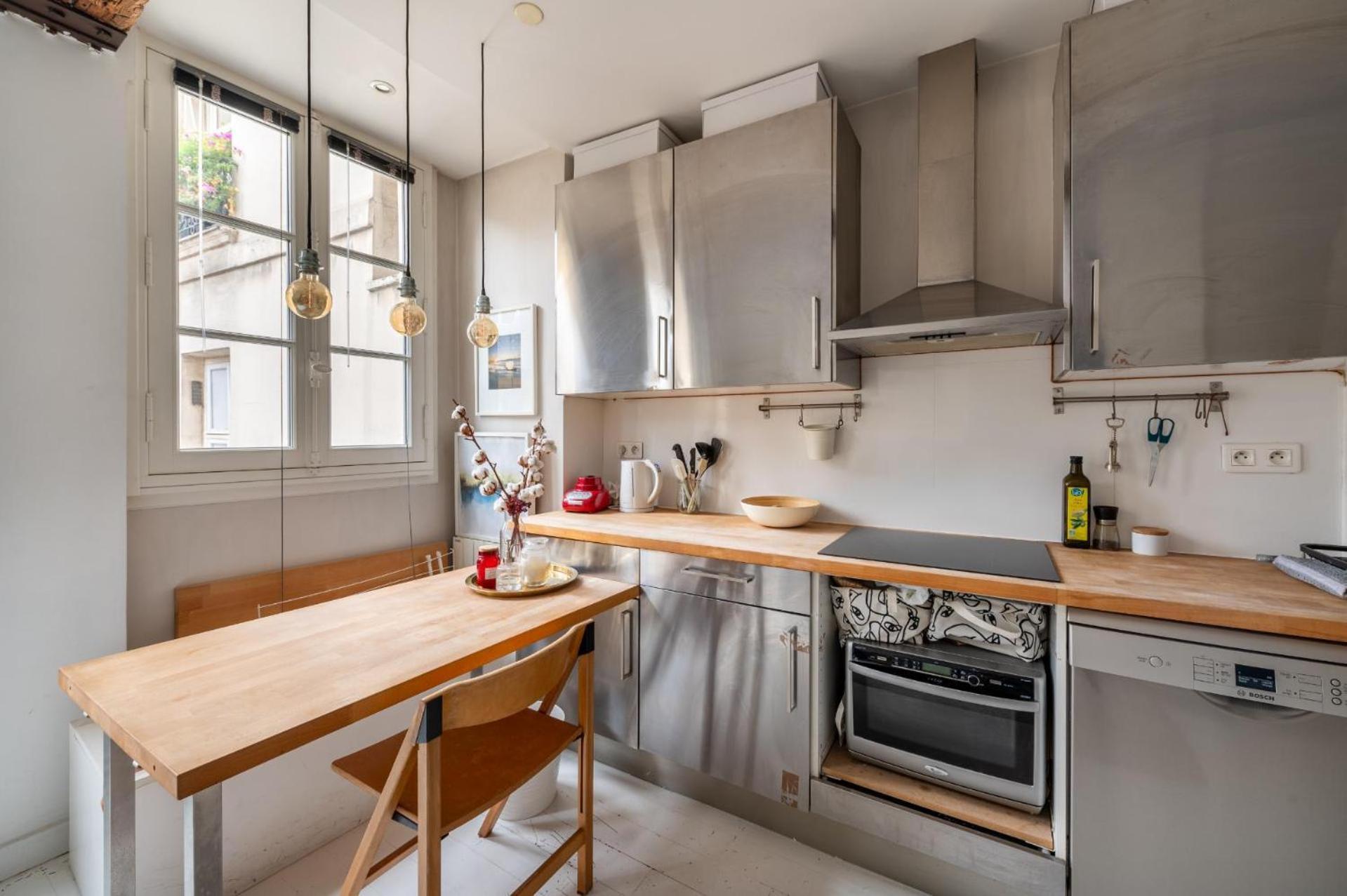 Stylish 1bd Duplex - Stunning Views Near Louvre Appartement Parijs